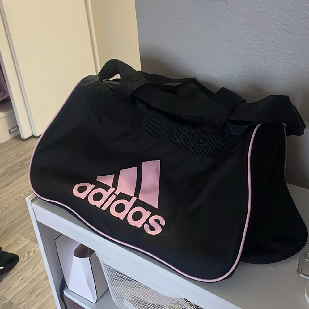 🩷 ADIDAS DUFFLE BAG 🩷 - Picture 2 of 3